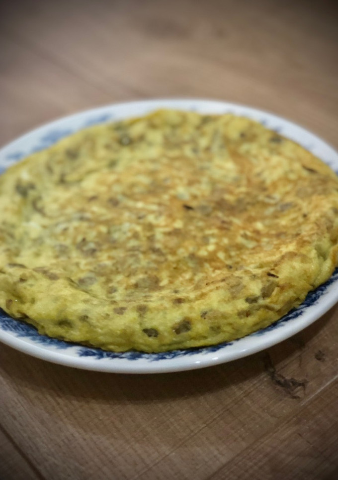 Una foto de Tortilla de patatas y habitas baby