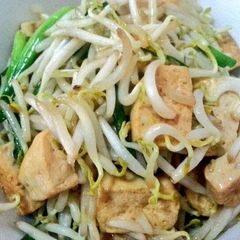 A picture of Stir fried bean sprout with bean curd.