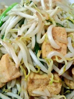 A picture of Stir fried bean sprout with bean curd.