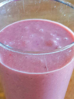 Una foto de Batido de fresa, coco, jengibre y soja de vainilla