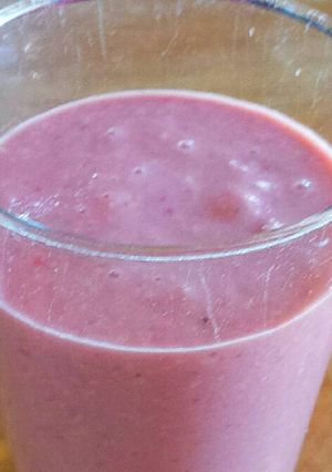 Una foto de Batido de fresa, coco, jengibre y soja de vainilla