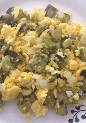 Una foto de Huevos con nopal