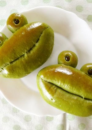 A picture of Matcha and Ama-Natto Frog Shaped Buns.
