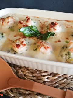 Una foto de Gratín de huevos rellenos de espinacas y gambas