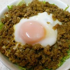 A picture of Easy Lunch Loco Moco Rice Bowl with Stir-fried Hamburger Meat.
