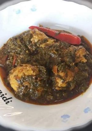 A picture of 🥘🌱🌮Chiken Palak serve with Homemade Garlic Yoghurt Naan🥘🌮🌱.