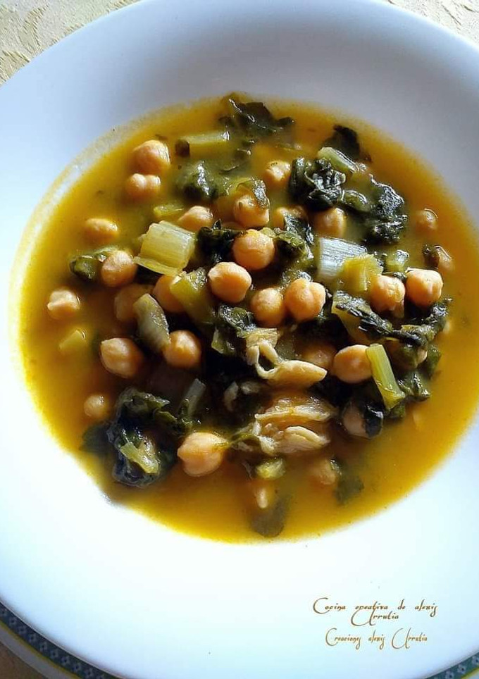 Una foto de Garbanzos con acelgas en crema de verduras