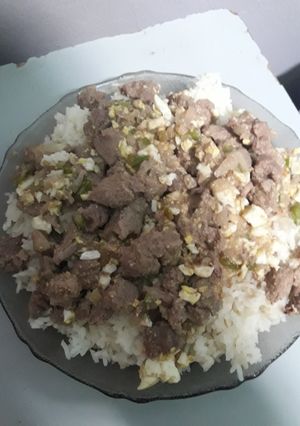 Una foto de Salteadito de carne con arroz
