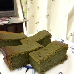 A picture of Rich Oil-free Matcha Chocolate Cake Made with Powdered Green Tea.