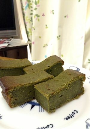 A picture of Rich Oil-free Matcha Chocolate Cake Made with Powdered Green Tea.
