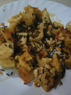Una foto de Postre de pastel de tortilla, con miel y fideos de chocolate