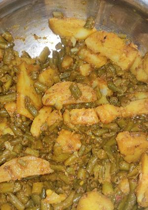 आलू बींस की सब्जी (aloo beans ki sabzi recipe in Hindi) रेसिपी मुख्य फोटो
