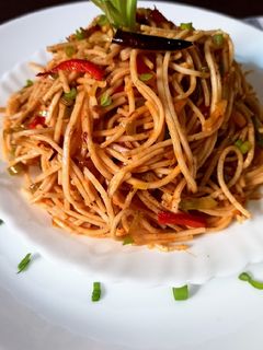 शेजवान गार्लिक नूडल्स (schezwan garlic noodles recipe in Hindi) रेसिपी मुख्य फोटो