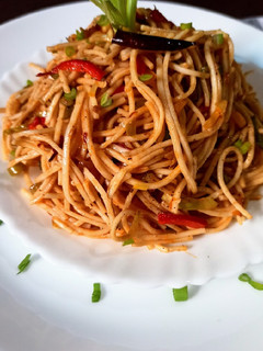 शेजवान गार्लिक नूडल्स (schezwan garlic noodles recipe in Hindi) रेसिपी मुख्य फोटो
