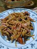 Pasta con jamón, hongos y cherry