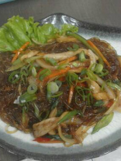 Foto resep Japchae (sweet potato noodles with sauteed beef and vegetables)
