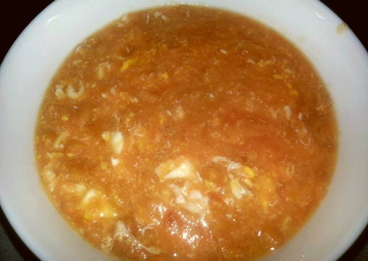 Baked bean soup with egg