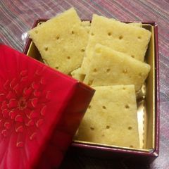 A picture of Cheese-Flavored Okara Crackers in the Microwave.