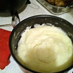 A picture of Mom's creamy southern mashed potatoes.