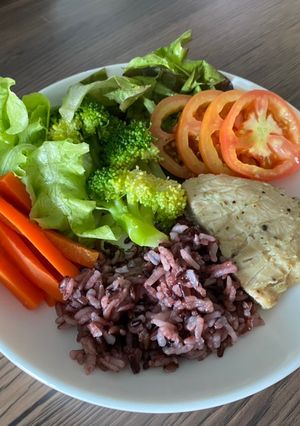 รูปของ ข้าวสเต๊กอกไก่นุ่มกระเทียมพริกไทย (150kcal)