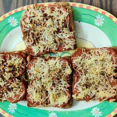 A picture of Baked Beans & Pepperoni Chilli Cheese Toast.