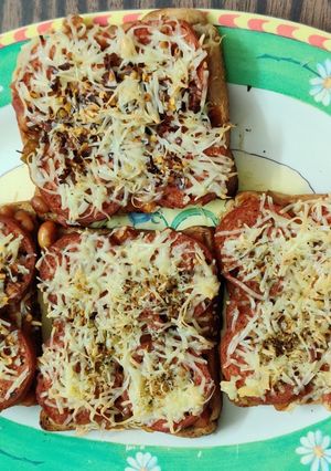 A picture of Baked Beans & Pepperoni Chilli Cheese Toast.