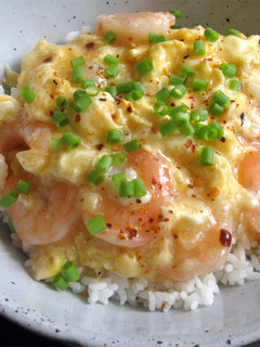 A picture of Garlic Chilli Prawns & Egg Rice Bowl.