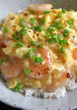 A picture of Garlic Chilli Prawns & Egg Rice Bowl.