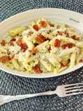 Macarrones con crema de aguacate, costilla de cerdo, parmesano y crujiente de jamón