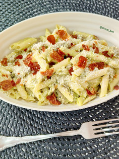 Foto principal de Macarrones con crema de aguacate, costilla de cerdo, parmesano y crujiente de jamón