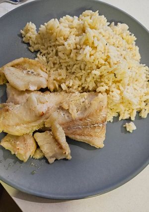 Une photo de Poisson blanc et sa sauce légèrement moutardée