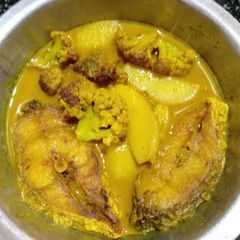 A picture of Kopi bhetki(cauliflower bhetki fish curry).
