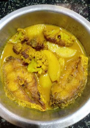 A picture of Kopi bhetki(cauliflower bhetki fish curry).