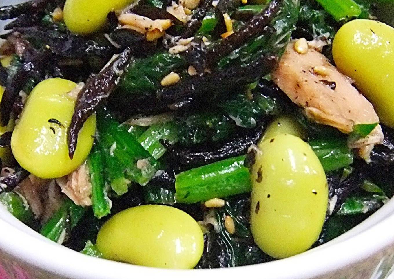 Hijiki seaweed, edamame, tuna and spinach with ponzu sauce