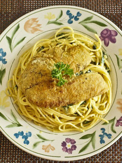 Una foto de Filete de Tilapia sobre Espaguetis a la Parmesana