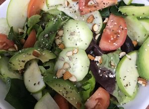 Una foto de Ensalada fresca 😍 (rúcula, lechuga, pepino y más)