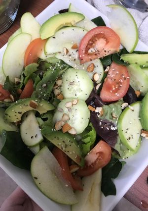Una foto de Ensalada fresca 😍 (rúcula, lechuga, pepino y más)
