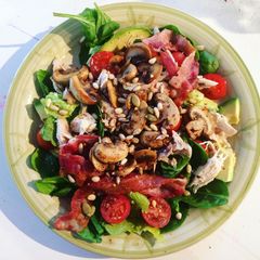 A picture of LCHF salad.
