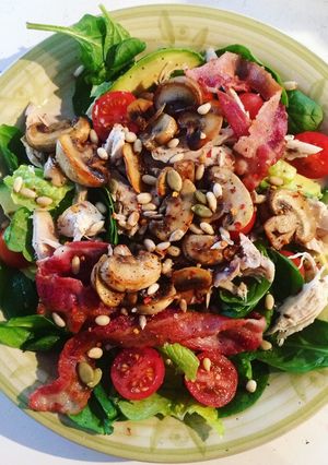 A picture of LCHF salad.