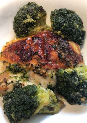 A picture of Roasted Chicken Thighs with Broccoli 🥦.