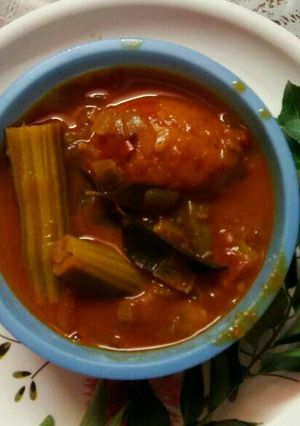 A picture of Drumsticks & tomato curry.