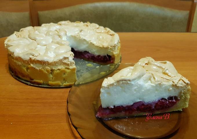 Пирог из песочного теста с ягодой и меренгой "Вишня под снегом"