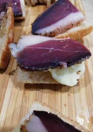 Une photo de Toasts de magret séché