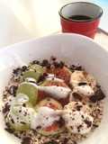 Porridge con frutta, yogurt e cioccolato