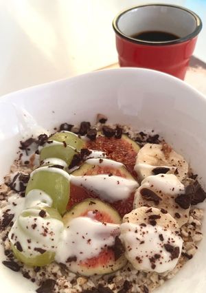 Foto di Porridge con frutta, yogurt e cioccolato