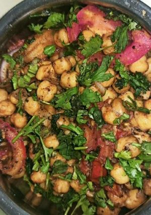 A picture of Amritsari khatte chole.