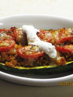 Mediterrán töltött cukkini recept fotója