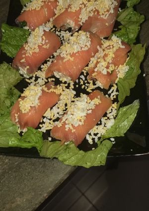 Una foto de Rollitos de ensaladilla de marisco y salmón