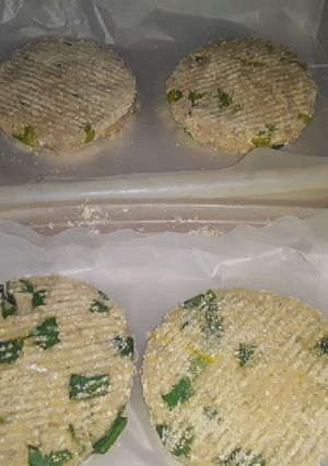 Una foto de 🐟 Súper Hamburguesas de Merluza con: Verdeo y Pimiento Verde😛