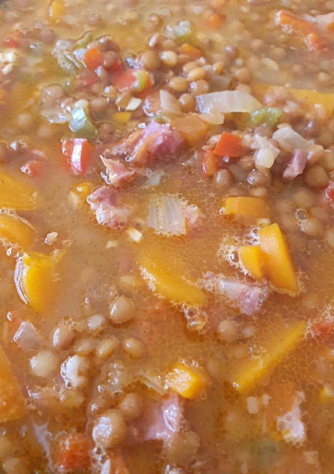 Una foto de Lentejas con verduras y jamón